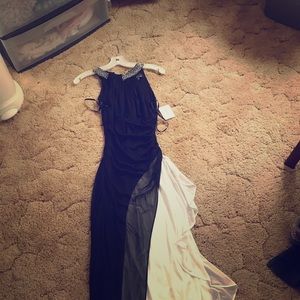 BRAND NEW DRESS!!! STILL HAS TAGS!